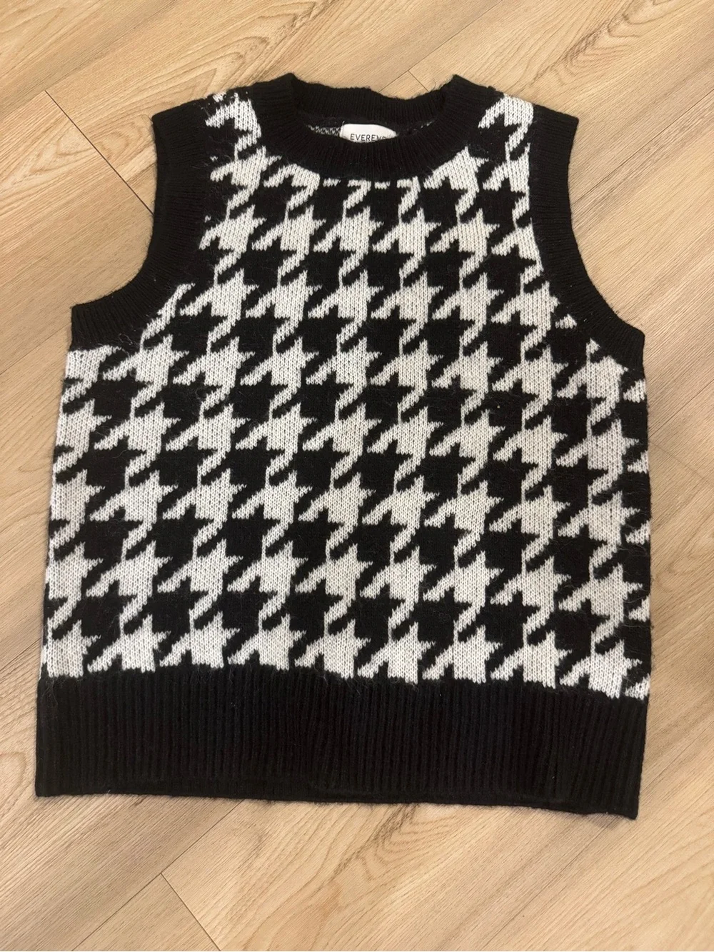 Evereve Black & White Houndstooth V‑Neck Sweater Vest
